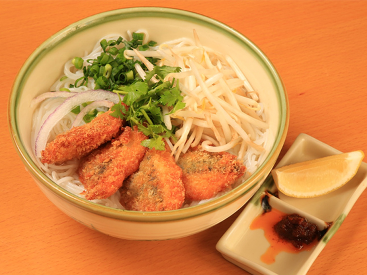 ブンカー(魚入り　温かい米粉麺）